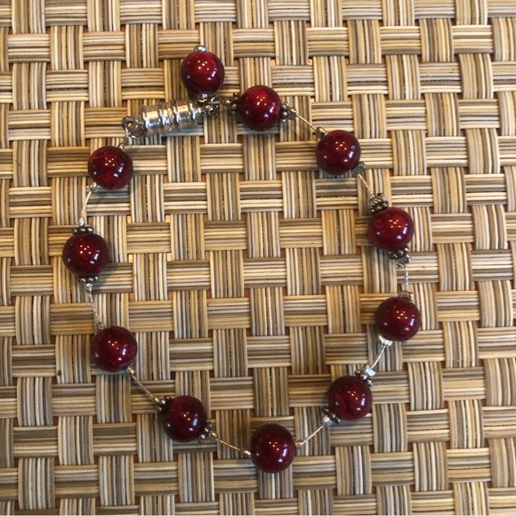 Stunning deep red beaded bracelet with magnetic clasp. - Picture 5 of 7